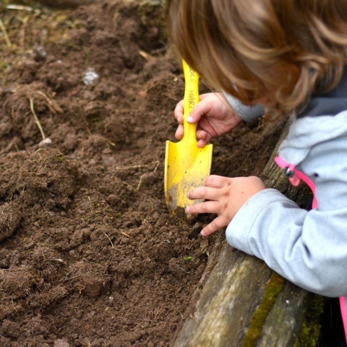 Un enfant participe à un atelier de jardinage